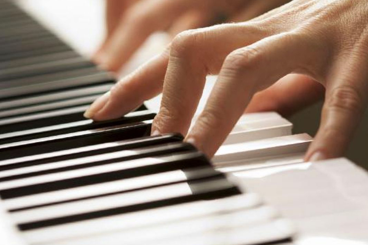 Игры пианино руками. Пальцы на пианино. Пальцы на клавишах пианино. Пальцы пианиста. Руки на пианино.