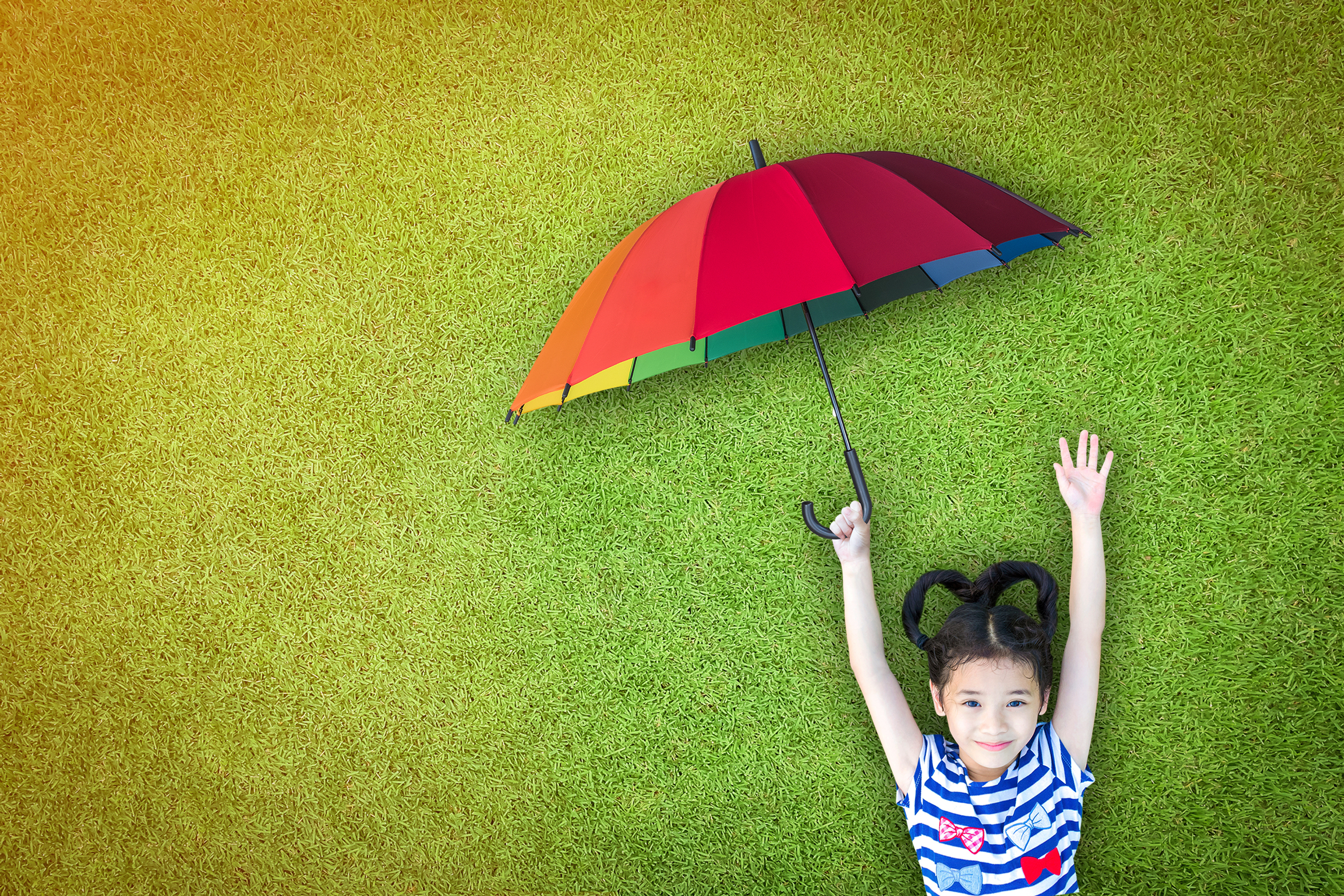 Детская жизнь. Family Umbrella. Картинка бесценная детская жизнь. Дети держат рекламу. Трехлетний ребенок держит зонт.